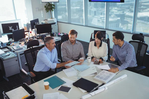 Mensen uit het bedrijfsleven in vergadering bespreken — Stockfoto
