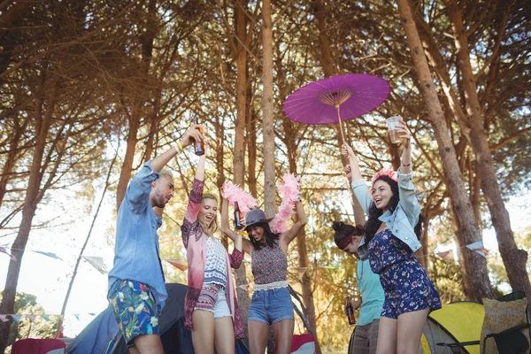 Amigos bailando contra árboles en el camping — Foto de Stock