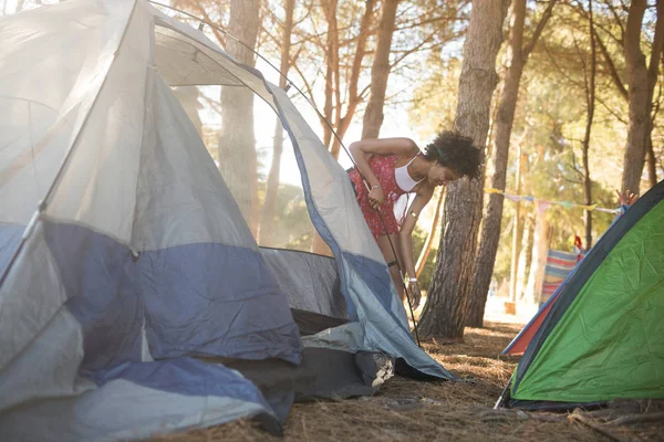 Mulher a montar tenda no campo — Fotografia de Stock