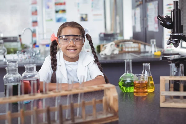 Elementära student bär skyddsglasögon — Stockfoto