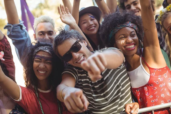 Homem alegre com amigos desfrutando — Fotografia de Stock