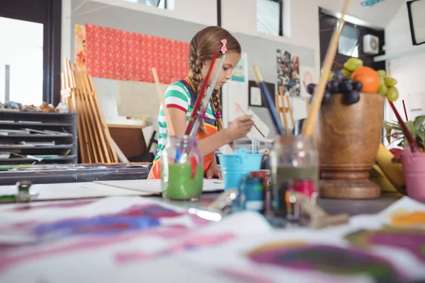 Girl målning i klassrummet — Stockfoto