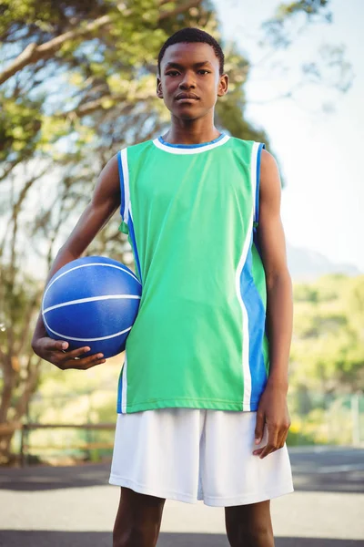 Uomo serio con pallacanestro — Foto Stock