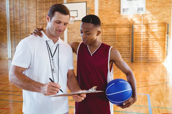 教练与篮球运动员讨论 — 图库照片