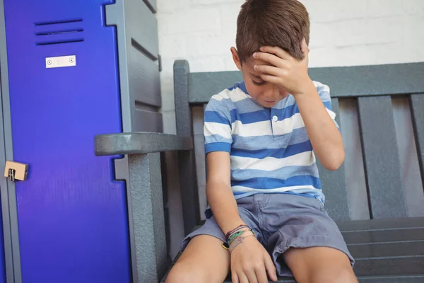 Rapaz triste sentado no banco — Fotografia de Stock