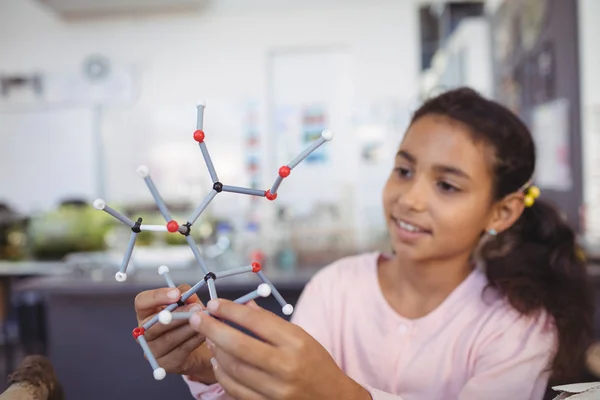 Elementary student posiadający model cząsteczki — Zdjęcie stockowe