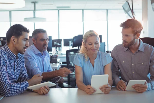 Gente de negocios trabajando juntos en tabletas — Foto de Stock