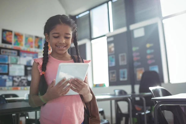 Ragazza sorridente utilizzando tablet digitale — Foto Stock