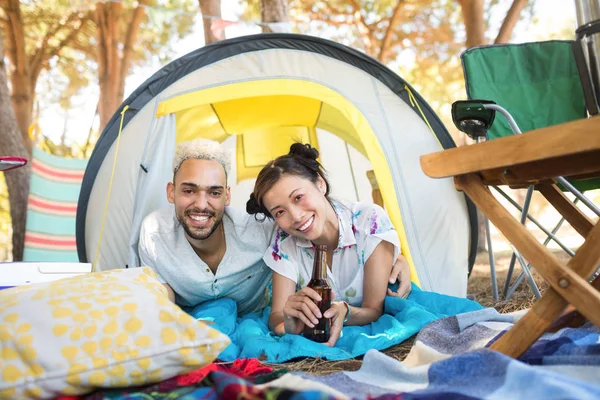 微笑对夫妇放松在帐篷里 — 图库照片