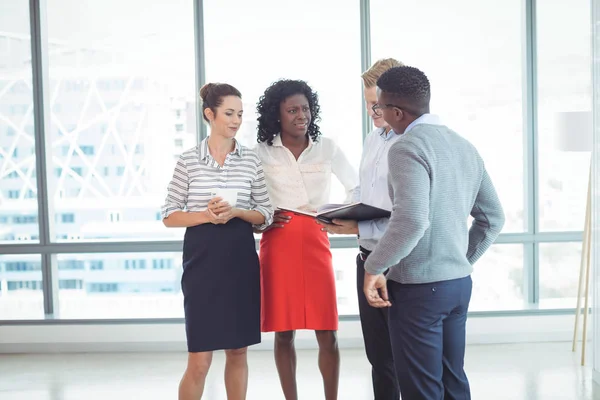 Collega's bespreken samen — Stockfoto