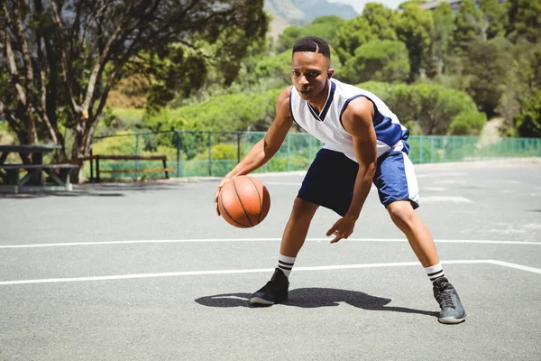 Dospívající chlapec praktikující basketbal — Stock fotografie