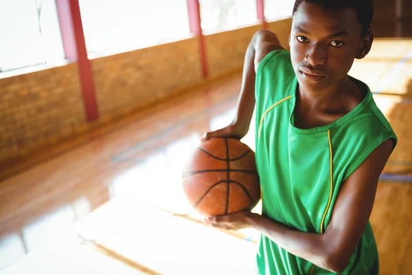 Adolescente menino segurando basquete — Fotografia de Stock