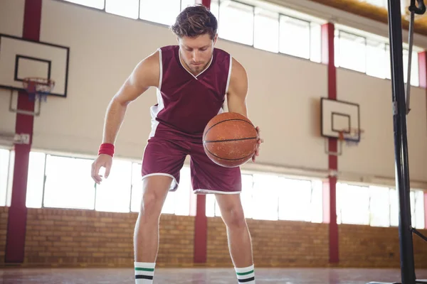 Jogador masculino praticando basquete — Fotografia de Stock