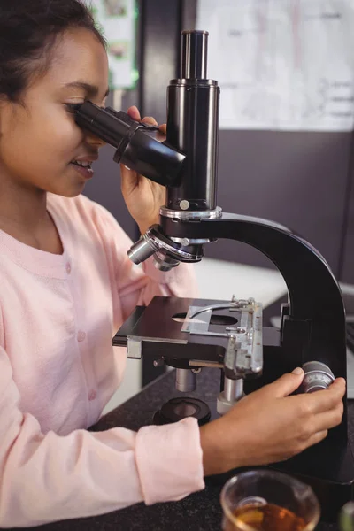 Estudante elementar usando microscópio em laboratório — Fotografia de Stock