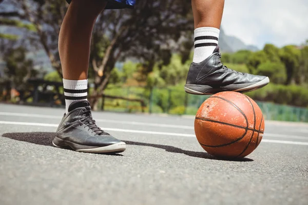 Mężczyzna stojący z jedną nogą na koszykówkę — Zdjęcie stockowe