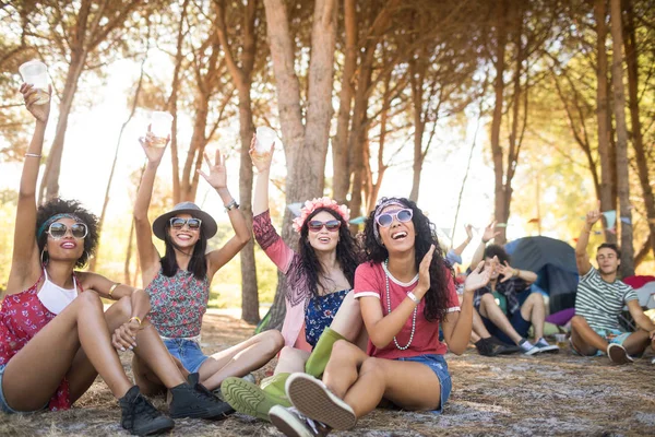 Amigos alegres disfrutando juntos en el camping —  Fotos de Stock