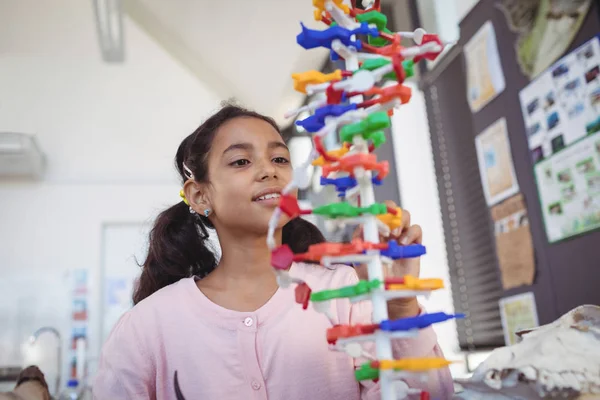 Neugierige Grundschüler schauen sich Modell an — Stockfoto