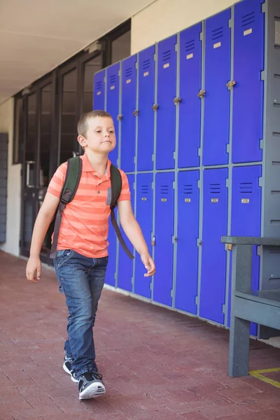 Schattige jongen wandelen in gang — Stockfoto