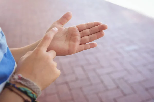 Bijgesneden handen van student gebaren — Stockfoto