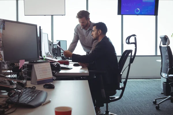 Male business colleagues discussing — Stock Photo, Image