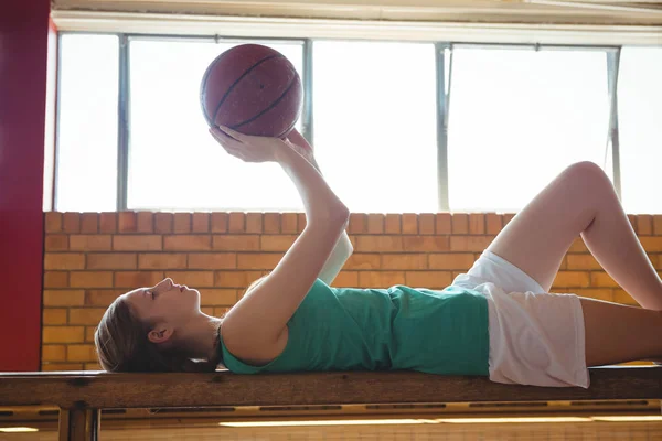 女性のバスケット ボールで遊ぶ — ストック写真