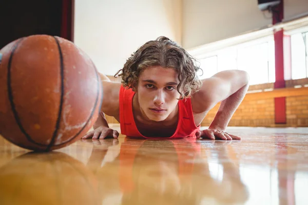 Jogador de basquete masculino exercitando — Fotografia de Stock