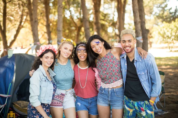 Freunde stehen zusammen auf dem Campingplatz — Stockfoto