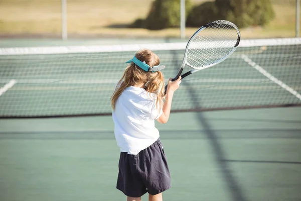 Вид сзади на девушку, играющую в теннис — стоковое фото