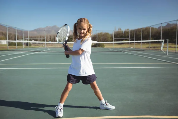 Tenis oynayan kız tam uzunlukta — Stok fotoğraf
