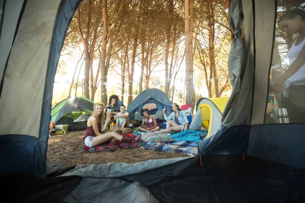 Frau sitzt zusammen auf Campingplatz — Stockfoto