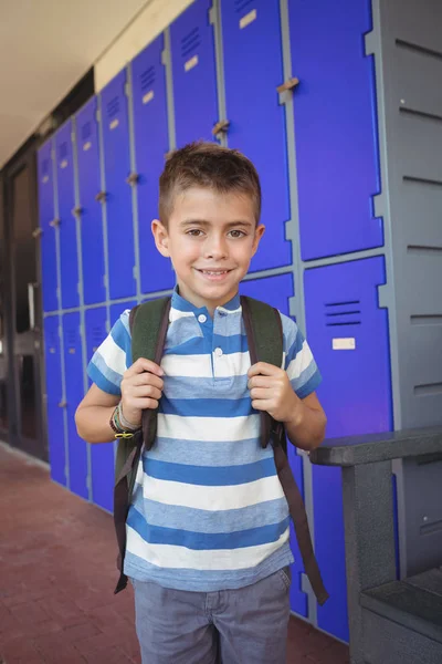 Uśmiechnięty chłopiec stoi w korytarzu — Zdjęcie stockowe