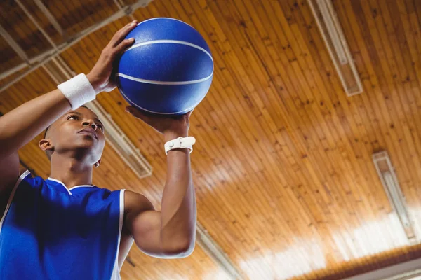 Männlicher Teenager mit Basketball — Stockfoto