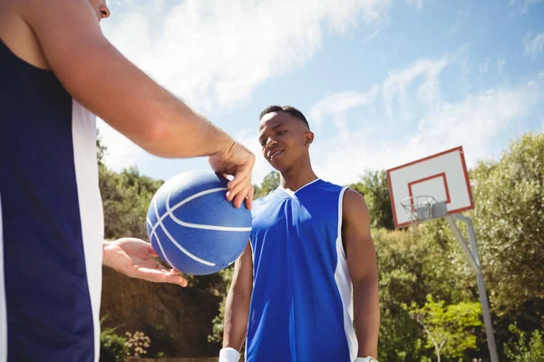 Homem mostrando basquete para amigo — Fotografia de Stock