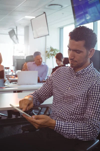 Empresario usando tableta — Foto de Stock