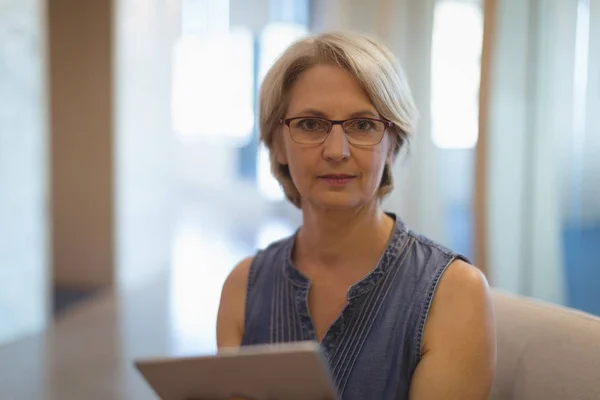 Femme d'affaires assise sur le canapé dans le bureau — Photo