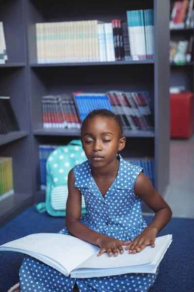Menina lendo braille na biblioteca — Fotografia de Stock