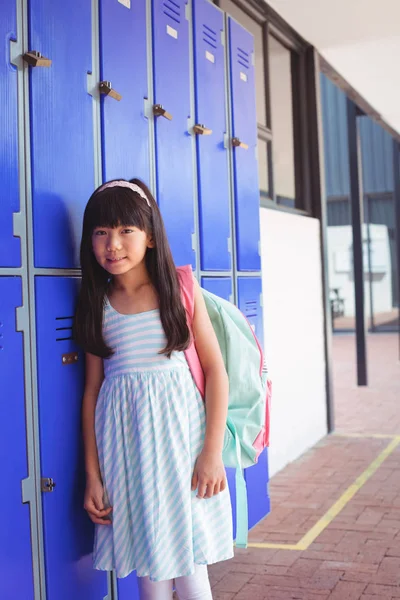 小学的女孩站在储物柜 — 图库照片
