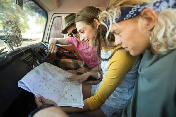 Φίλοι ανάγνωση χάρτη με αυτοκινούμενο — Φωτογραφία Αρχείου