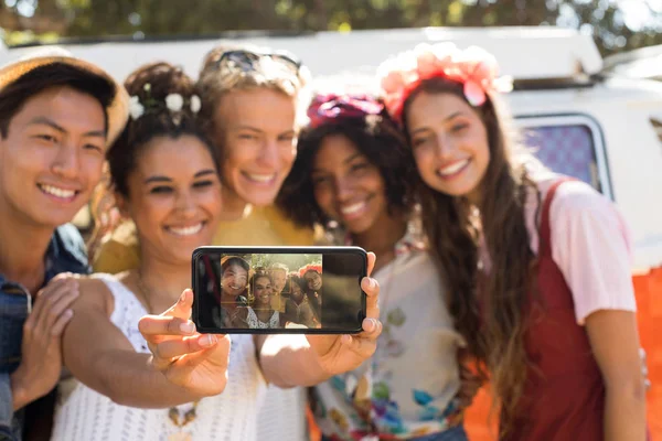 Amigos fotografiando uno mismo en día soleado —  Fotos de Stock