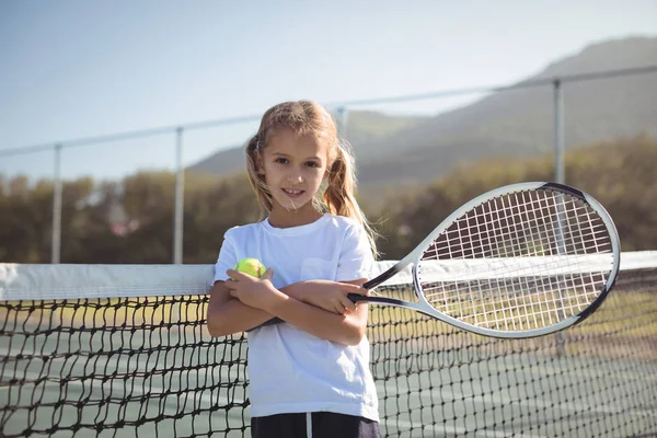 Chica segura sosteniendo raqueta de tenis y pelota — Foto de Stock