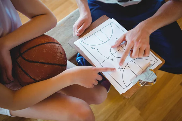 Allenatore che spiega il diagramma al giocatore di basket — Foto Stock