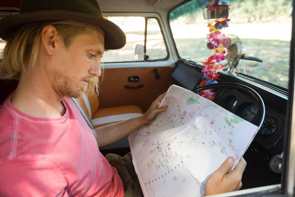 Homme lecture carte en camping-car — Photo