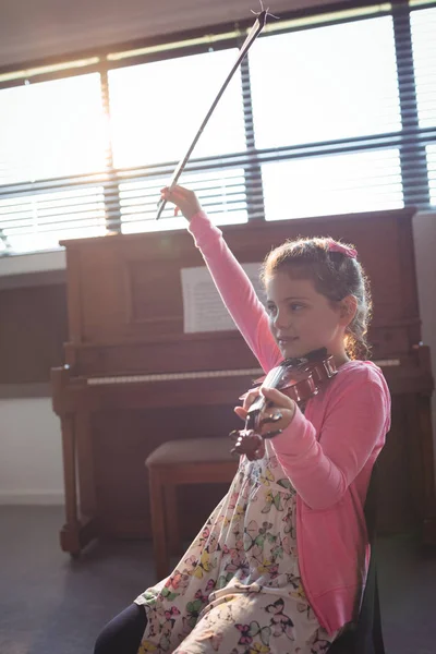 Słodkie dziewczyny ćwiczą skrzypce w klasie muzyki — Zdjęcie stockowe