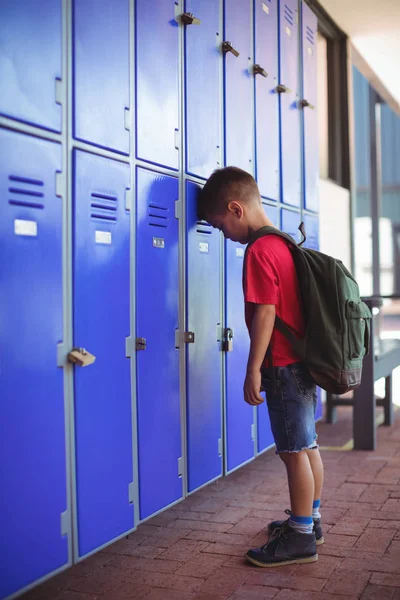 Ragazzo appoggiato agli armadietti in corridoio — Foto Stock