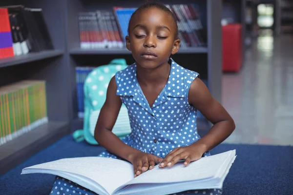 Chica leyendo braille libro en la biblioteca — Foto de Stock