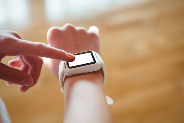 Jogador de basquete feminino usando smartwatch — Fotografia de Stock