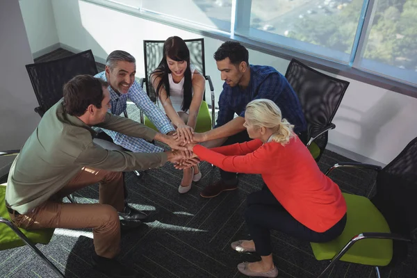 Collega's stapelen handen op kantoor — Stockfoto