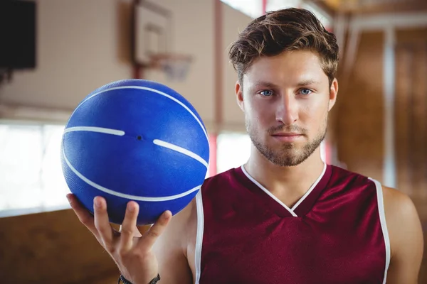 Giocatore fiducioso in possesso di basket — Foto Stock