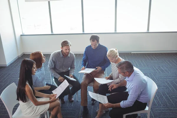 Mensen uit het bedrijfsleven lezen van documenten op kantoor — Stockfoto