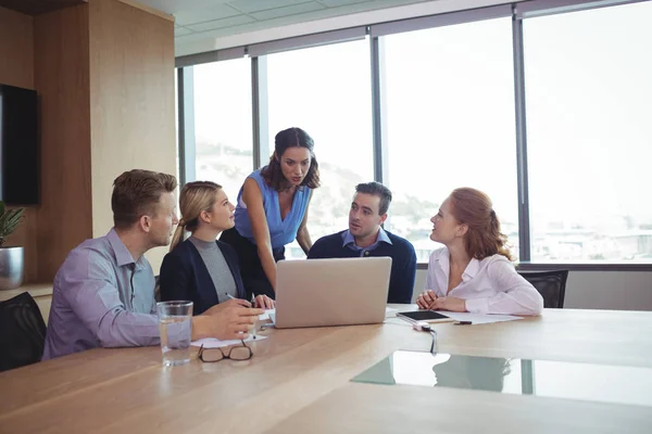 Mensen uit het bedrijfsleven bespreken tijdens de bijeenkomst — Stockfoto